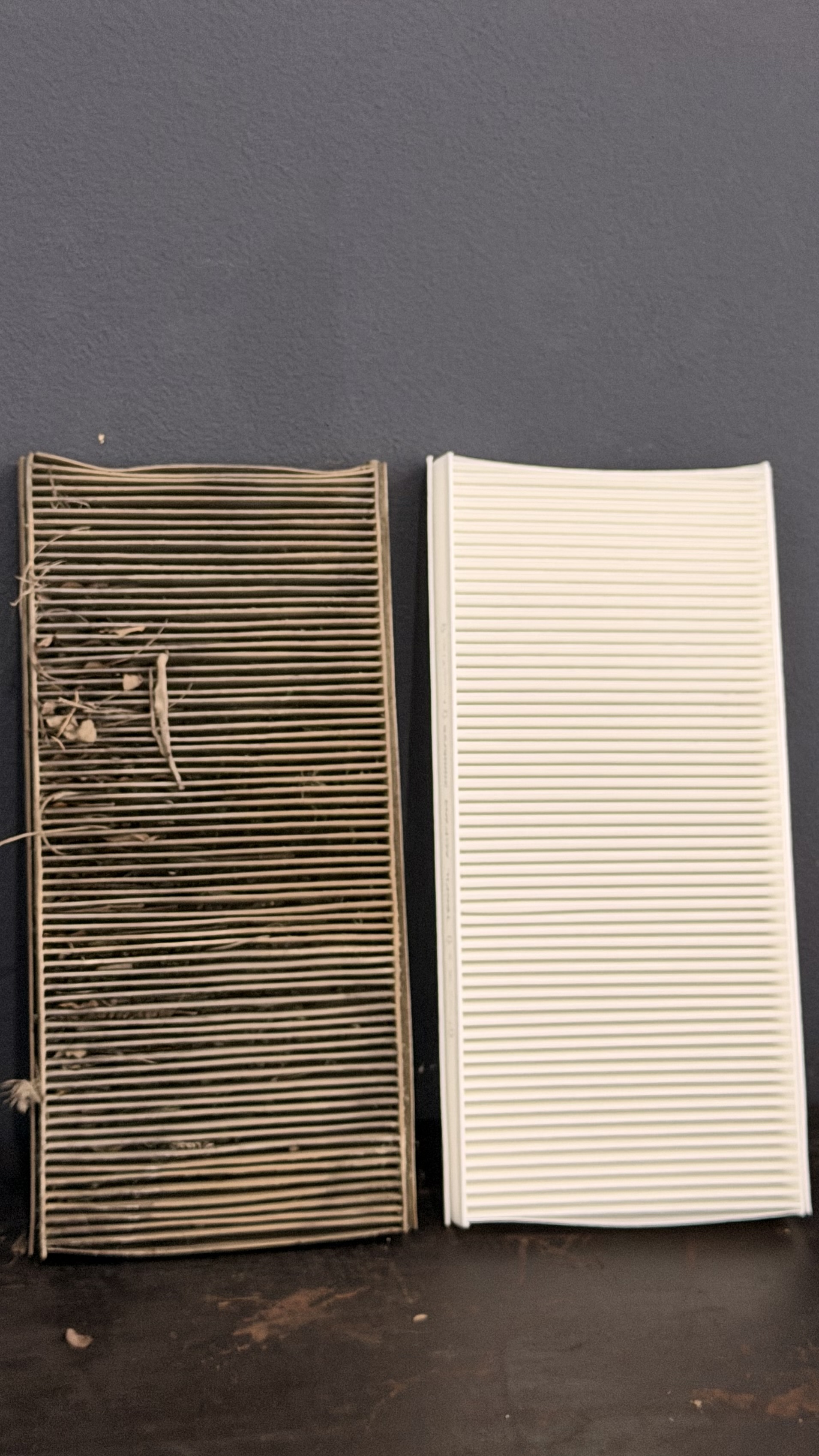 Comparação entre filtro de cabine saturado por poeira e resíduos e um filtro novo após a substituição.